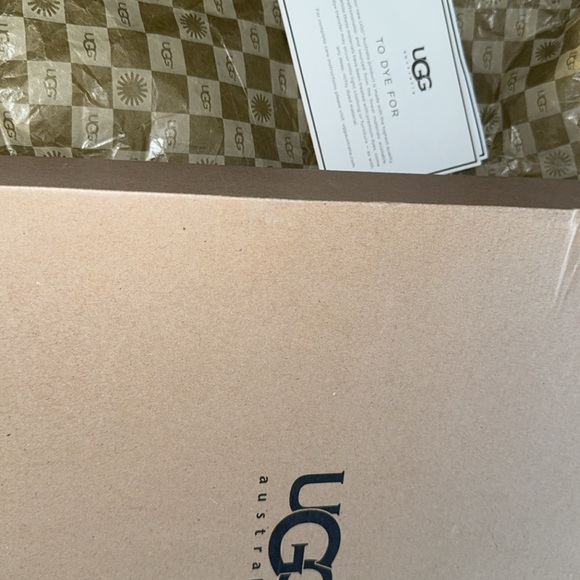 UGG-Darcie Model - Picture 5 of 5